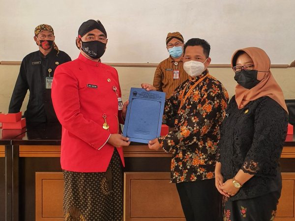 Serah Terima SK MGMP Se-Kabupaten Semarang Serah Terima SK MGMP Se-Kabupaten Semarang