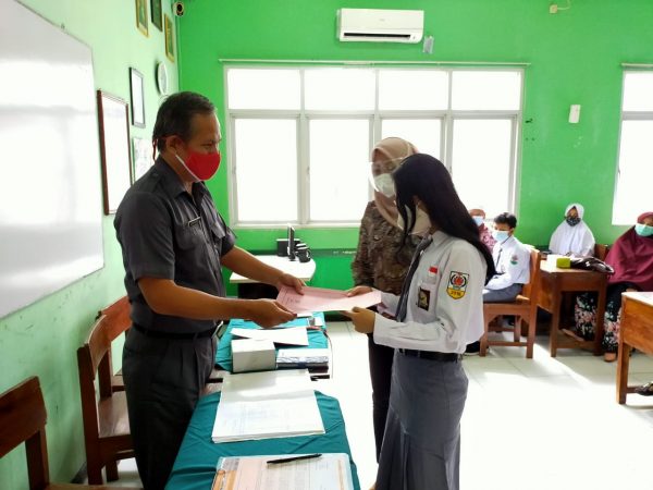 SMA Kesatrian 2 Semarang, Berikan Beasiswa Prestasi Akademik SMA Kesatrian 2 Semarang, Berikan Beasiswa Prestasi Akademik