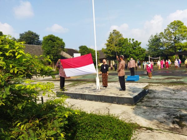 Peringatan Harlah Pancasila di SMAN 1 Bergas dengan Upacara Berpakaian Adat