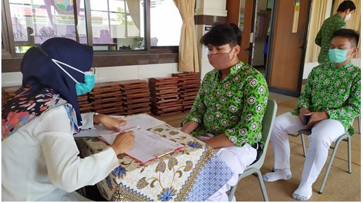 Guru dan Siswa SMAHA Uji Swab Antigen di Tengah PTM Guru dan Siswa SMAHA Uji Swab Antigen di Tengah PTM