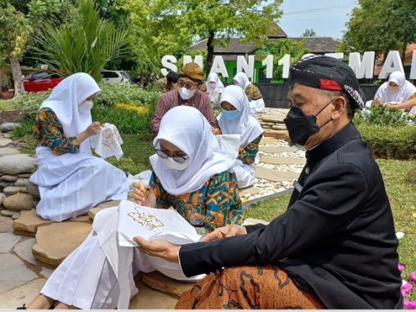 Peringati Hari Batik, Siswa Beserta Guru Karyawan SMAN 11 Membatik