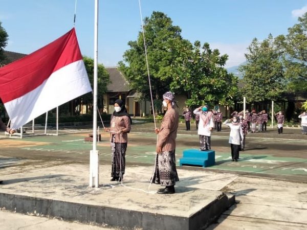 SMAN 1 Bergas Apresiasi Guru Berprestasi di Hari Guru Nasional