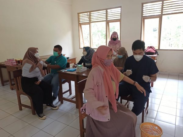 SMK Nusapersada Sukses Vaksin Untuk Mengoptimalkan PTM Terbatas SMK Nusapersada Sukses Vaksin Untuk Mengoptimalkan PTM Terbatas