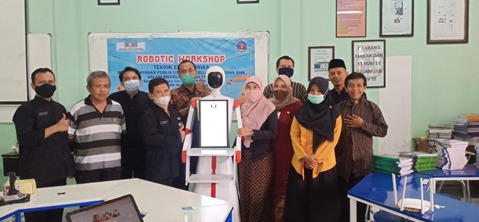 Sinergitas antara Tim PUI-PT CBIOM3S UNDIP dengan SMKN 4 Semarang dalam Workshop Robotik Sinergitas antara Tim PUI-PT CBIOM3S UNDIP dengan SMKN 4 Semarang dalam Workshop Robotik
