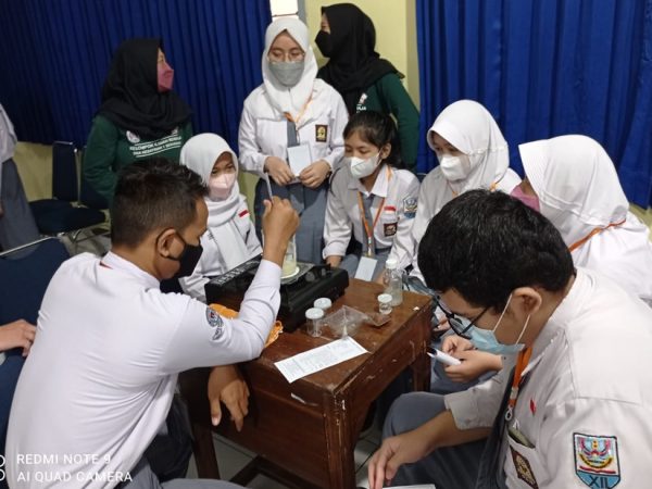 Pelatihan Keterampilan Sains Terapan Kelompok Ilmiah Remaja (KIR) SMA Kesatrian 1 Semarang 2022