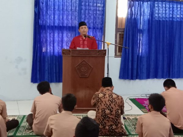 Mengembangkan Budaya Religius Siswa Melalui Salat Jumat Mengembangkan Budaya Religius Siswa Melalui Salat Jumat