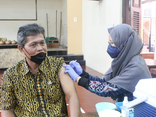 Vaksinasi Booster di SMK Negeri 5 Semarang