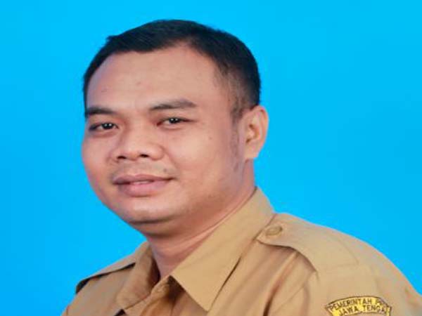 Siswa Praktik Pembuatan Kapal Fiber Kelas X Konsentrasi Keahlian Konstruksi Kapal Baja SMKN 10 Semarang