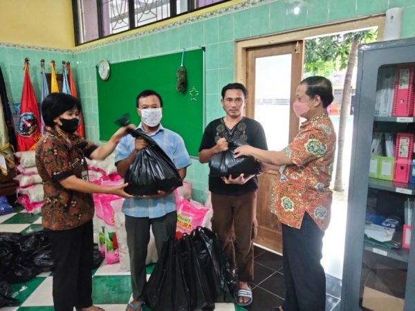 Aksi Sosial Pembagian Zakat Fitrah SMKN 4 Semarang Aksi Sosial Pembagian Zakat Fitrah SMKN 4 Semarang