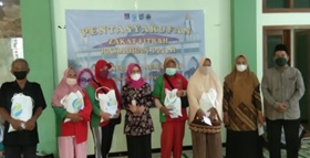 Berbagi Zakat Fitrah Jelang Lebaran Berbagi Zakat Fitrah Jelang Lebaran