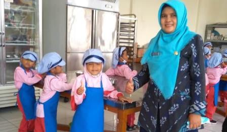 Edukasi di SMKN 1 Bawen : Anak TK Jatirejo 02 Diajak Buat Pizza & Petik Buah