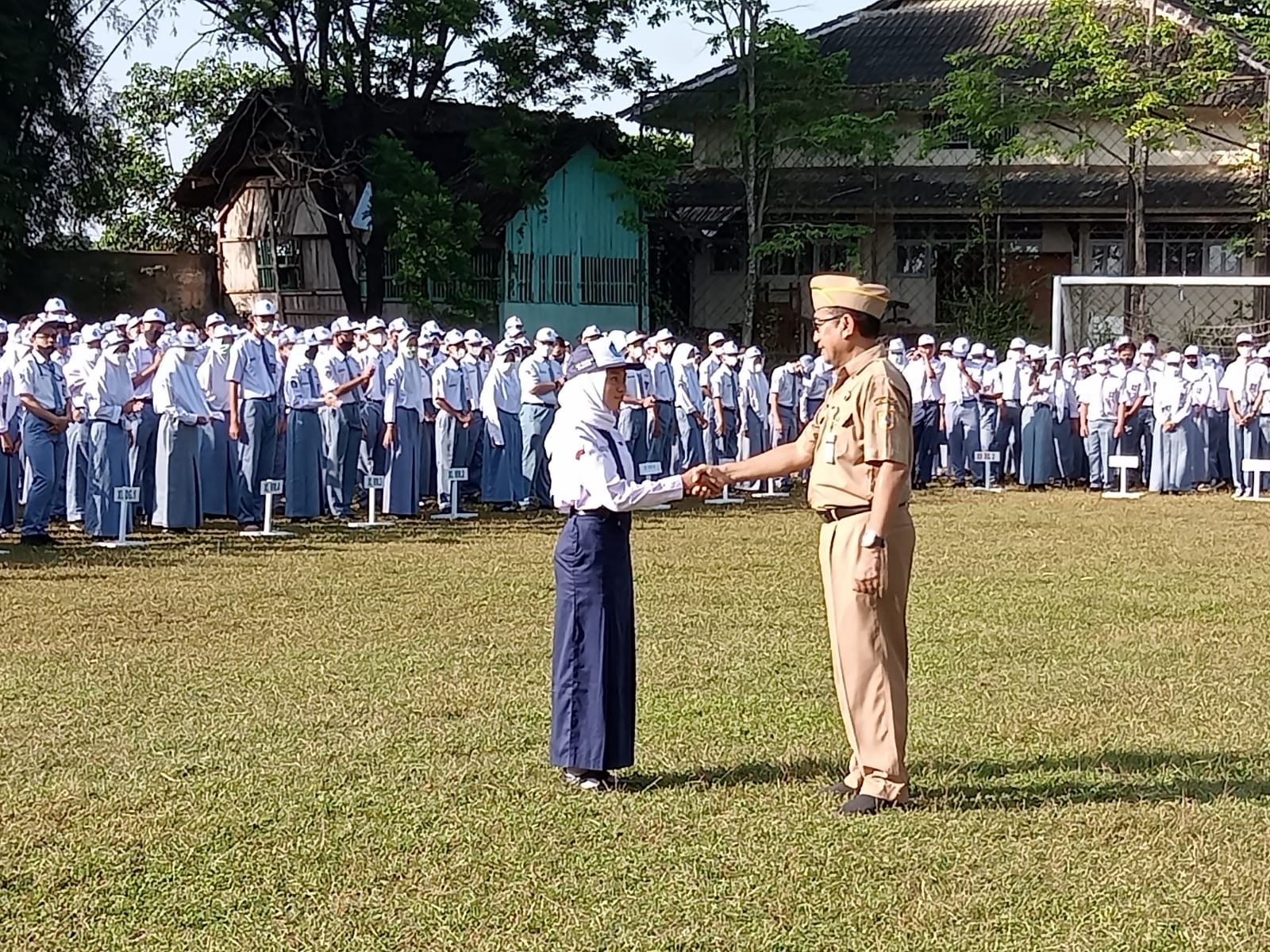 Upacara Bendera di SMKN 11 Semarang Bertaburan Bintang Kebaikan