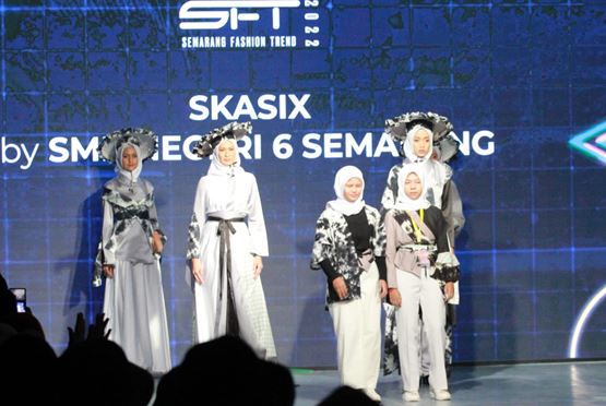 Desain Siswi SMKN 6 Semarang Tampil di Semarang Fashion Trend 2022 Desain Siswi SMKN 6 Semarang Tampil di Semarang Fashion Trend 2022