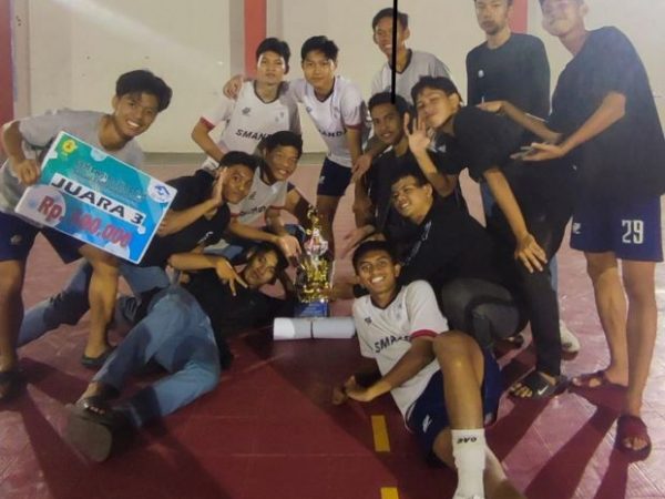 TIM FUTSAL SMAN 2 SEMARANG JUARA 3 USM ENGINEERING FAIR COMPETITION 2022