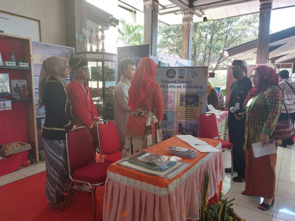 HADIR DI PAMERAN MUSEUM BERSAMA, SMAN 14 SEMARANG USUNG TEMA ‘SEMARANG LAMA’