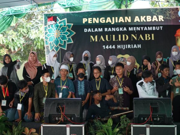 Ustad Burhan Sidiq Ajak Pelajar SMAN 4 Semarang Meneladani Rosulullah