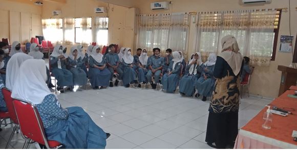 GURU BK SMAN 14 SEMARANG BENTUK ‘PEER CONSELOR’ LAYANI MASALAH SISWA GURU BK SMAN 14 SEMARANG BENTUK ‘PEER CONSELOR’ LAYANI MASALAH SISWA
