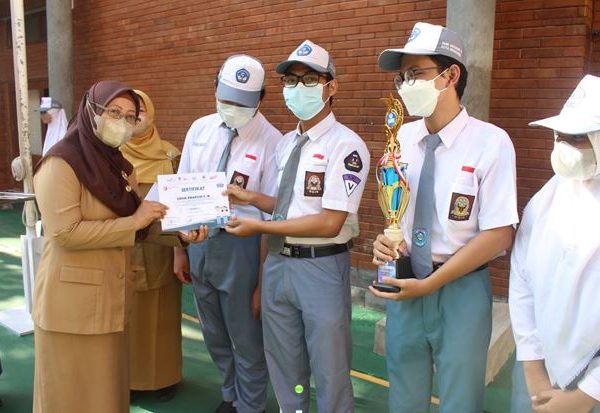 UPACARA DAN PENYERAHAN PIAGAM LOMBA