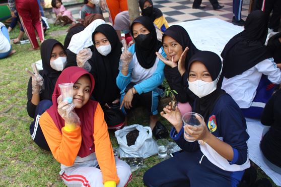 Penyemaian dan Penanaman Bibit Tanaman Cabai Projek P5