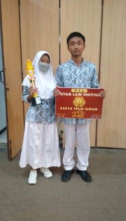 SMA Islam Sultan Agung 3 Semarang Juara 1 LKTI Untag Law Festival Jateng-DIY 2022