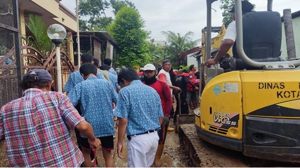“KAMI BERGERAK” SISWA SMAN 16 SEMARANG RELAWAN BANJIR BANDANG DI PERUMAHAN WAHYU UTOMO NGALIYAN “KAMI BERGERAK” SISWA SMAN 16 SEMARANG RELAWAN BANJIR BANDANG DI PERUMAHAN WAHYU UTOMO NGALIYAN