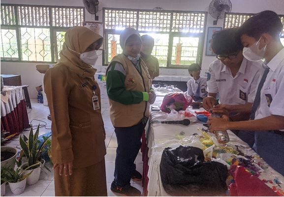 Gandeng Trainer Handal SMAN 16 Semarang Menyelenggarakan Pelatihan Ecobrick