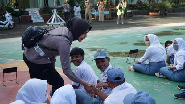 Edukasi Safety Riding dan Sosialisasi Pajak Kendaraan di SMAN 16 Semarang Edukasi Safety Riding dan Sosialisasi Pajak Kendaraan di SMAN 16 Semarang