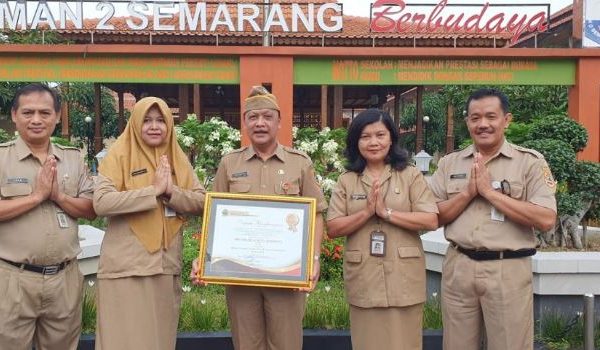 SMAN 2 SEMARANG RAIH PENGHARGAAN SEBAGAI SEKOLAH DENGAN PRESTASI SISWA TERTINGGI