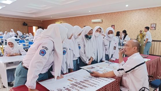 KONSULTASI KOLEKSI BUSANA BERSAMA SUDARNA SUWARSA KONSULTASI KOLEKSI BUSANA BERSAMA SUDARNA SUWARSA