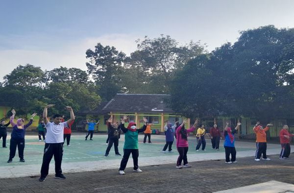 SMAN 16 Semarang Senam Bahagia Bersama Mahasiswa PPG Prajabatan Gel. 2 UNNES