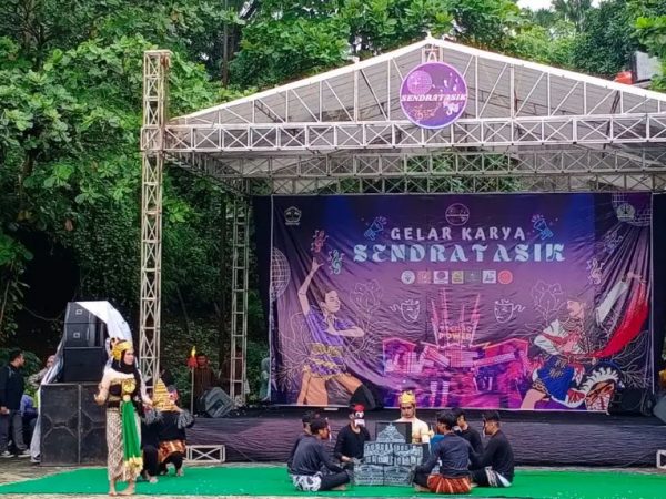 Pagelaran Sendratasik Kelas 12 SMA Negeri 8 Semarang 2023 Pagelaran Sendratasik Kelas 12 SMA Negeri 8 Semarang 2023