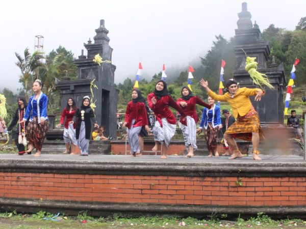 Pertunjukan 1001 Tumpeng SMKN 1 Tuntang Bersama Sanggar Perdikan