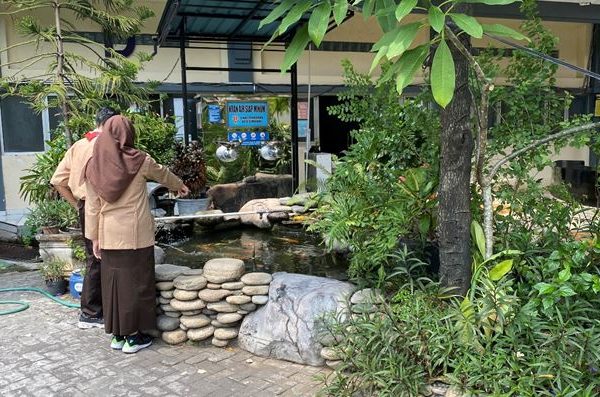 Kolam Ikan di Sudut Smala: Sebuah Ruang Hijau Menyejukkan SMAN 5 Semarang Kolam Ikan di Sudut Smala: Sebuah Ruang Hijau Menyejukkan SMAN 5 Semarang