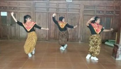 Widya Nritya SMKN 11 Semarang Meriahkan Hari Tari Sedunia