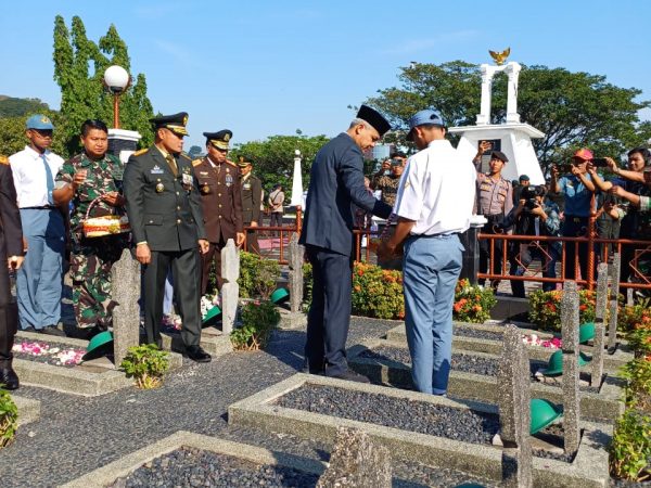 Peringati Harkitnas, SMK N 8 Semarang Ikuti Kegiatan Tabur Bunga