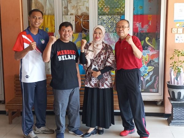 Kepala SMKN 10 Semarang dan SMAN 11 Semarang Sepakat Mendorong Gerakan Menulis Bagi Guru Kepala SMKN 10 Semarang dan SMAN 11 Semarang Sepakat Mendorong Gerakan Menulis Bagi Guru