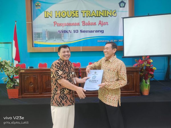 Purna Tugas Bapak Drs. Sunarno, Guru Inspiratif SMKN 10 Semarang Setelah 34 Tahun Mengabdikan Diri Purna Tugas Bapak Drs. Sunarno, Guru Inspiratif SMKN 10 Semarang Setelah 34 Tahun Mengabdikan Diri