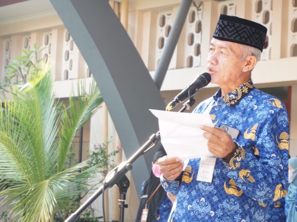 Tradisi SMAN 5 Semarang Melepas Guru Purna Tradisi SMAN 5 Semarang Melepas Guru Purna