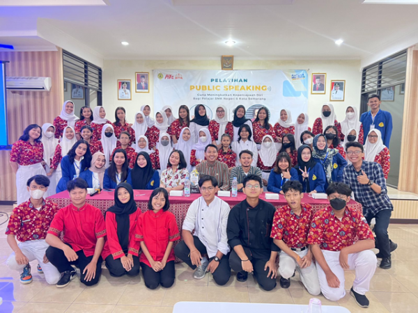 Mahasiswa USM Action di SMKN 6 Semarang Dengan Pelatihan Public Speaking Mahasiswa USM Action di SMKN 6 Semarang Dengan Pelatihan Public Speaking