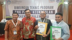 Direktur SMK Tutup Bintek SMK PK Tahap 2 Direktur SMK Tutup Bintek SMK PK Tahap 2