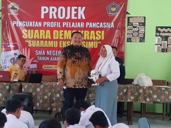 PKU & Bawaslu Kec. Susukan Membersamai Peserta Didik SMAN 1 Susukan Kegiatan P5 Tema ‘Suara Demokrasi’ PKU & Bawaslu Kec. Susukan Membersamai Peserta Didik SMAN 1 Susukan Kegiatan P5 Tema ‘Suara Demokrasi’