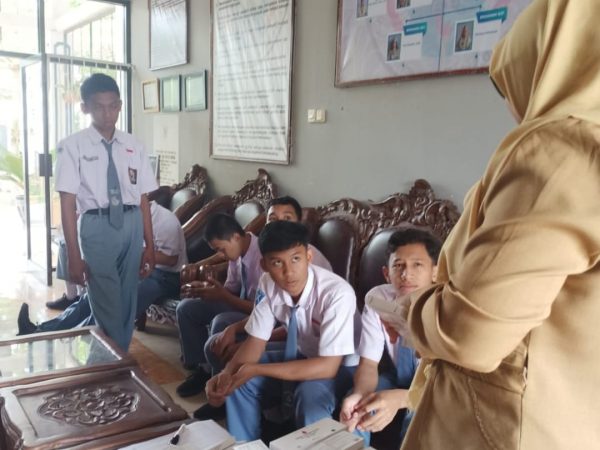 Pembagian Tablet Tambah Darah Bagi Siswi SMAN 1 Bringin Pembagian Tablet Tambah Darah Bagi Siswi SMAN 1 Bringin