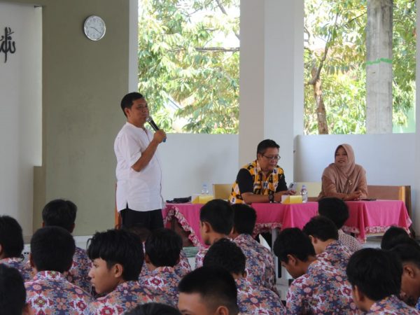 Orang Tua Mengajar di SMAN 12 Semarang: Bapak M. Maskur, Inspirator Sukses Dalam Kewirausahaan