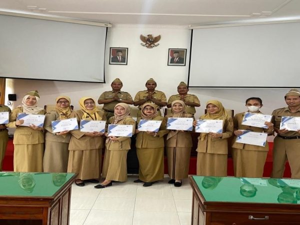SMKN 2 Semarang Beri Penghargaan Kepada Guru Berprestasi Peringatan Hari Guru Nasional Tahun 2023
