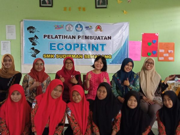Pelatihan Batik Eco Print Jurusan Tata Busana SMK Sudirman Semarang Pelatihan Batik Eco Print Jurusan Tata Busana SMK Sudirman Semarang