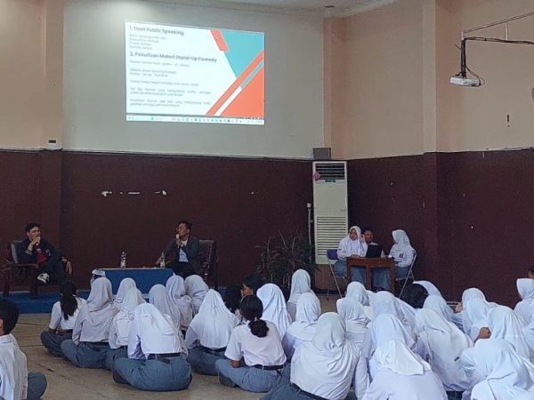 Stand-Up Comedy Illuminating Laughter With Learning at SMAN 5 Semarang Stand-Up Comedy Illuminating Laughter With Learning at SMAN 5 Semarang