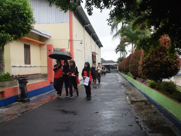 Mengembangkan Kesadaran Lingkungan: Gerakan "Satu Hari Tanpa Kendaraan Bermotor" di SMA N 1 TENGARAN