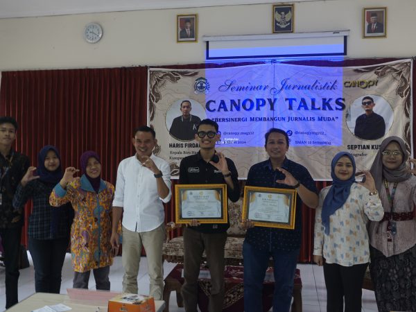 Bersinergi Membangun Jurnalis Muda SMAN 12 Semarang Melalui Seminar Jurnalistik ‘Canopy Talks’ Bersinergi Membangun Jurnalis Muda SMAN 12 Semarang Melalui Seminar Jurnalistik ‘Canopy Talks’