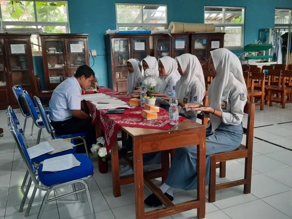 Sosialisasi dan Rekrutmen Tenaga Kerja PT Ungaran Sari Garment (USG) di SMK Negeri 1 Tuntang