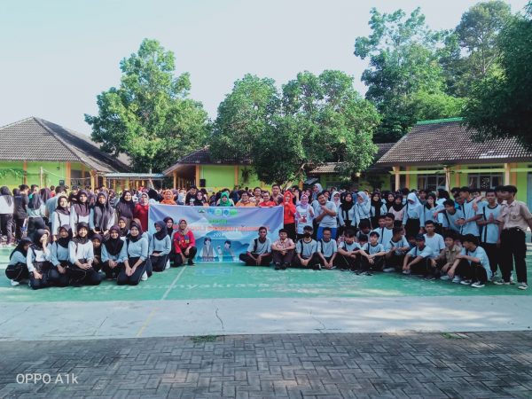 SMA Negeri 16 Semarang Ajak Atasi Masalah Sampah dengan GPS (Gerakan Pungut Sampah) dan (KreNoBaKas) Kreasi Inovasi Barang Bekas